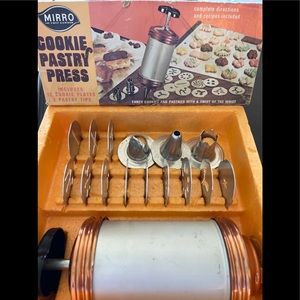 Vintage Mirro M-0358-22 Make 'n Decorate Cookie Kit, 12Discs, 3 Tips, Box -Book